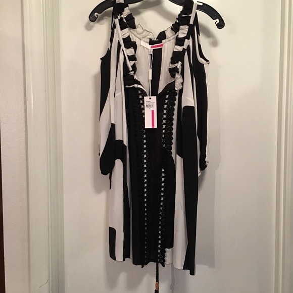 TRACE REESE TOP, NEW, COLD SHOULDER, SIZE M - Picture 2 of 8